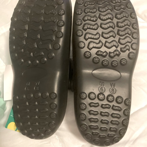 Free with purchase of three items Black " Croc " clogs NWT Womens size 8 - Picture 4 of 6